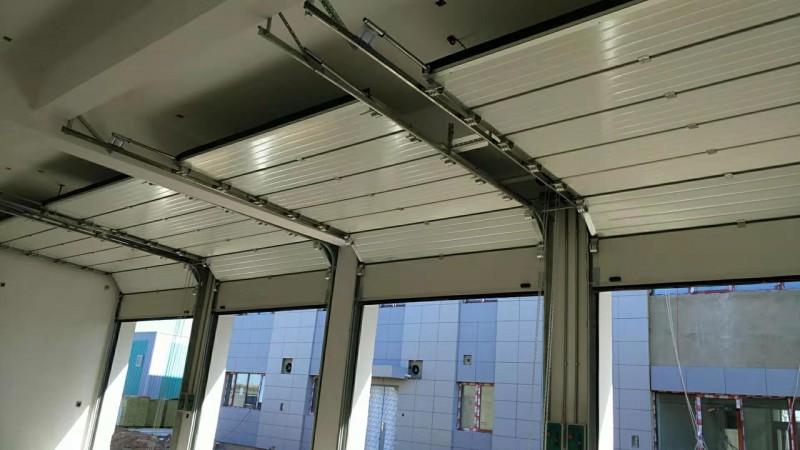 工業(yè)提升門(mén)車庫(kù)折疊門(mén)保溫快速門(mén)廠家18002006510天津科曼斯門(mén)業(yè)