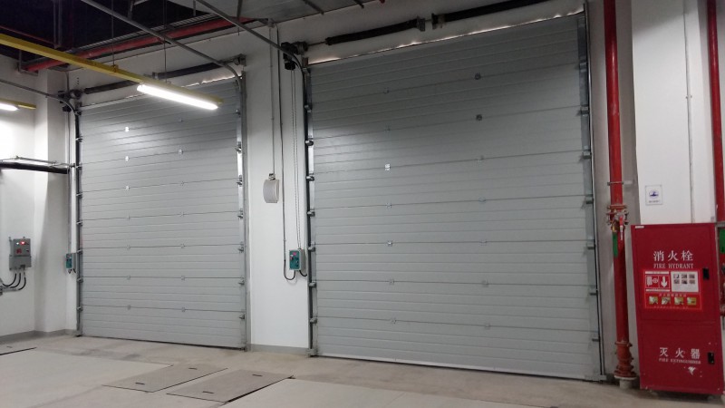 工業(yè)提升門(mén)滑升門(mén)廠(chǎng)家天津科曼斯門(mén)業(yè)