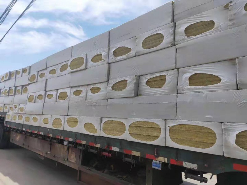 巖棉板裝車(chē)